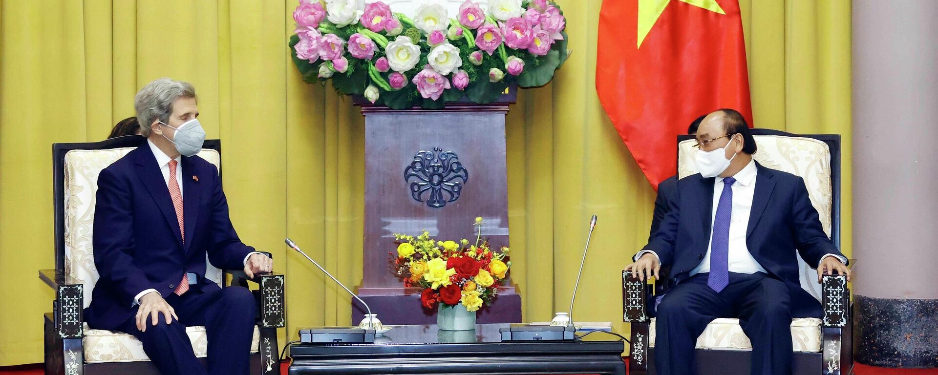 Chủ tịch nước Nguyễn Xuân Phúc tiếp Đặc phái viên của Tổng thống Hoa Kỳ John Kerry - Sputnik Việt Nam, 1920, 23.02.2022