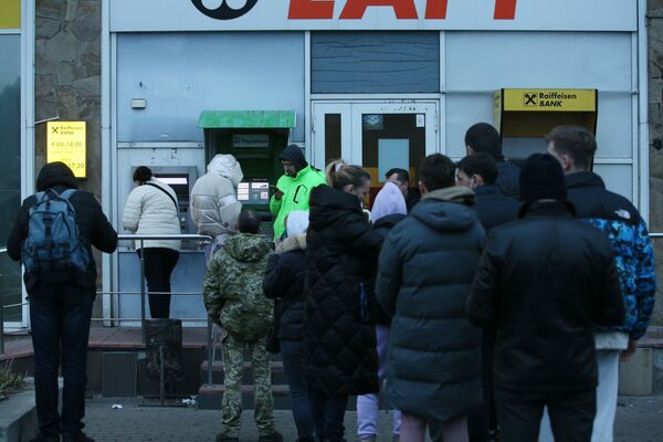 Mọi người xếp hàng rút tiền từ máy ATM trên một trong những đường phố ở Kiev - Sputnik Việt Nam