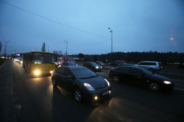 Tình hình giao thông trên một trong những đường phố Kiev - Sputnik Việt Nam