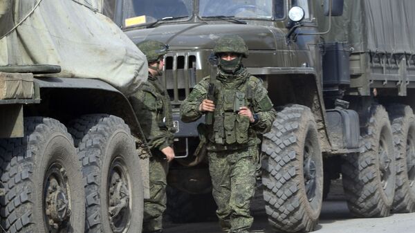 Военнослужащие РФ у колонны бронетехники ВС РФ в Армянске - Sputnik Việt Nam