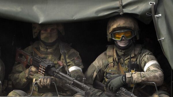 Quân nhân của Lực lượng vũ trang Nga trong xe của một cột thiết bị quân sự ở Armyansk - Sputnik Việt Nam