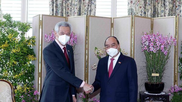 Chủ tịch nước Nguyễn Xuân Phúc gặp Thủ tướng Singapore Lý Hiển Long - Sputnik Việt Nam