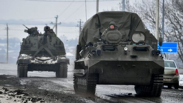 Thiết bị quân sự của Nga di chuyển trên đường ở tỉnh Belgorod gần biên giới Ukraina  - Sputnik Việt Nam