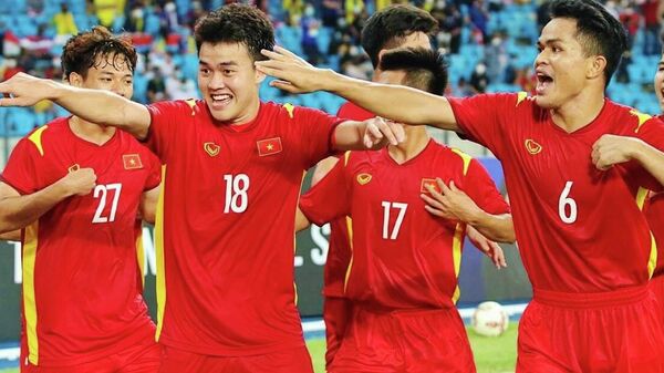 Các cầu thủ U23 Việt Nam ăn mừng bàn thắng mở tỷ số, cũng là bàn thắng duy nhất của trận đấu từ pha đánh đầu hiểm hóc của Trần Bảo Toàn ở phút 45+1. - Sputnik Việt Nam