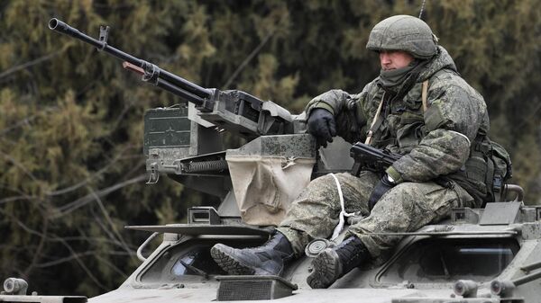 Các quân nhân Nga trong đoàn xe chở thiết bị quân sự trên đường cao tốc tại Armyansk, gần
biên giới với Ukraina. - Sputnik Việt Nam