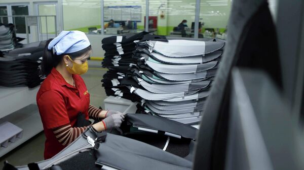Công nhân Công ty Cellmech International Vina Khu công nghiệp Khai Quang đeo khẩu trang phòng chống dịch COVID -19 tại nơi làm việc. - Sputnik Việt Nam