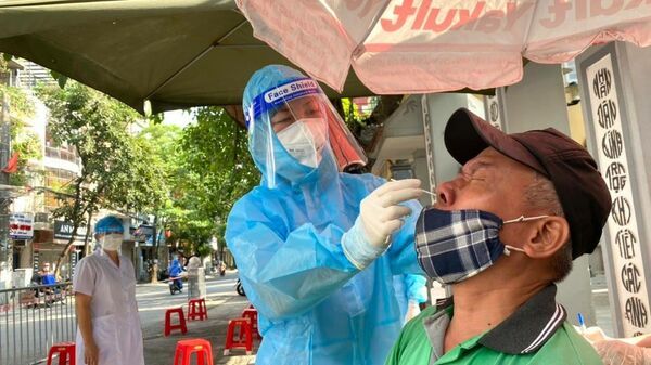 Cán bộ y tế quận Hai Bà Trưng căng mình chống dịch - Sputnik Việt Nam