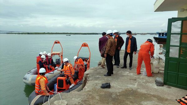 Lực lượng cứu hộ, cứu nạn tiếp tục triển khai công tác tìm kiếm người mất tích trong vụ chìm ca nô ở vùng biển Cửa Đại. - Sputnik Việt Nam