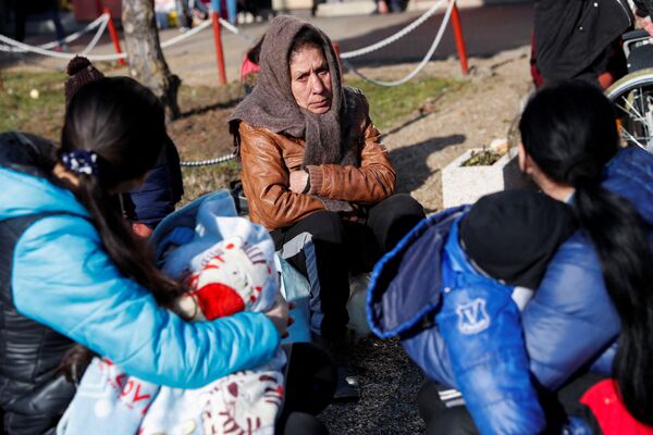 Những người tị nạn Ukraina đang chờ chỗ ở trong một trung tâm lưu trú tạm thời ở Zahony, Hungary - Sputnik Việt Nam