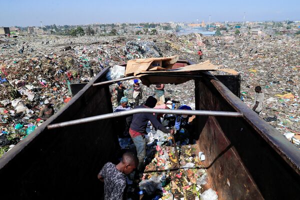 Công nhân phân loại rác tại bãi rác nhựa ở Kenya - Sputnik Việt Nam