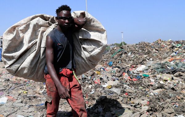 Người dọn rác tại bãi rác thải nhựa ở Kenya - Sputnik Việt Nam