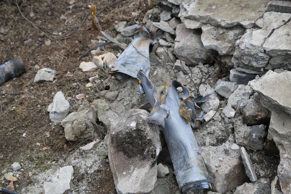 Các mảnh vỡ pháo phản lực phóng loạt &quot;Grad&quot; ở làng Nikolaevka - Sputnik Việt Nam