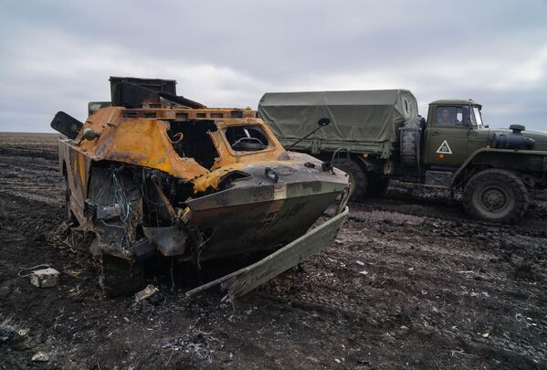 BRDM-2 (xe tuần tra và trinh sát bọc thép) của Ukraina bị phá hủy trên cánh đồng gần Volnovakha - Sputnik Việt Nam
