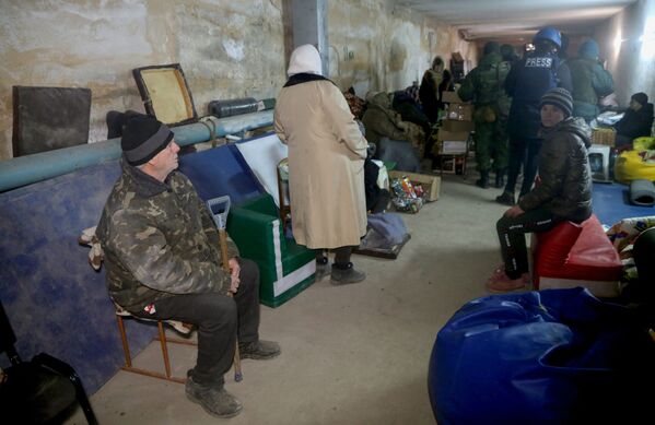 Cư dân Nikolaevka, các chiến binh dân quân Cộng hòa Nhân dân Donetsk và các nhà báo ẩn náu trong tầng hầm của tòa nhà - Sputnik Việt Nam