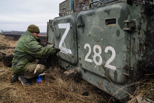 Một quân nhân DNR vẽ ký hiệu &quot;Z&quot; trên xe bọc thép gần Volnovakha - Sputnik Việt Nam