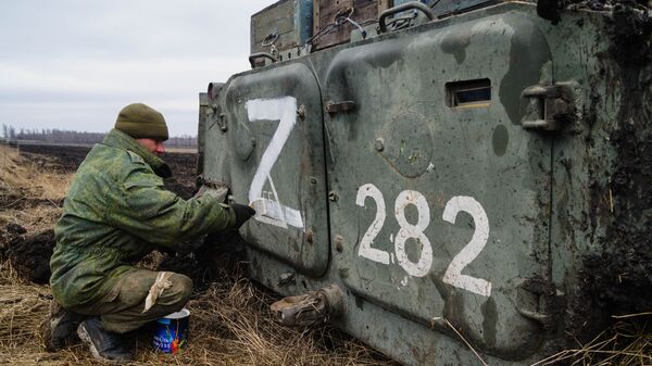 Một quân nhân DNR vẽ ký hiệu Z trên xe bọc thép gần Volnovakha - Sputnik Việt Nam