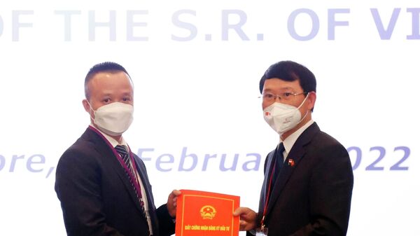 Chủ tịch UBND tỉnh Bắc Giang Lê Ánh Dương (bên phải) trao Giấy chứng nhận đăng ký đầu tư vào tỉnh Bắc Giang cho nhà đầu tư Singapore - Sputnik Việt Nam