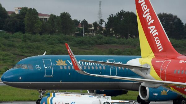 Пассажирские самолеты двух крупнейших авиакомпаний Вьетнама, Vietnam Airlines и Vietjet  - Sputnik Việt Nam