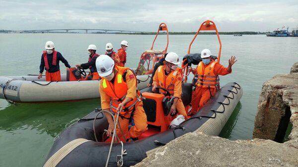 Lực lượng cứu hộ, cứu nạn tiếp tục triển khai công tác tìm kiếm người mất tích trong vụ chìm ca nô ở vùng biển Cửa Đại - Sputnik Việt Nam