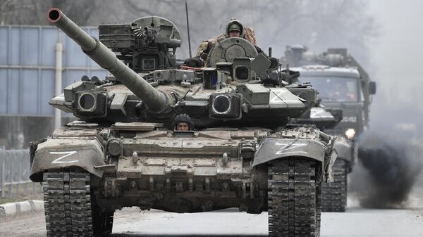 Xe tăng T-72B3 trong đoàn xe thiết bị quân sự trên đường cao tốc gần biên giới Ukraina ở Armyansk - Sputnik Việt Nam