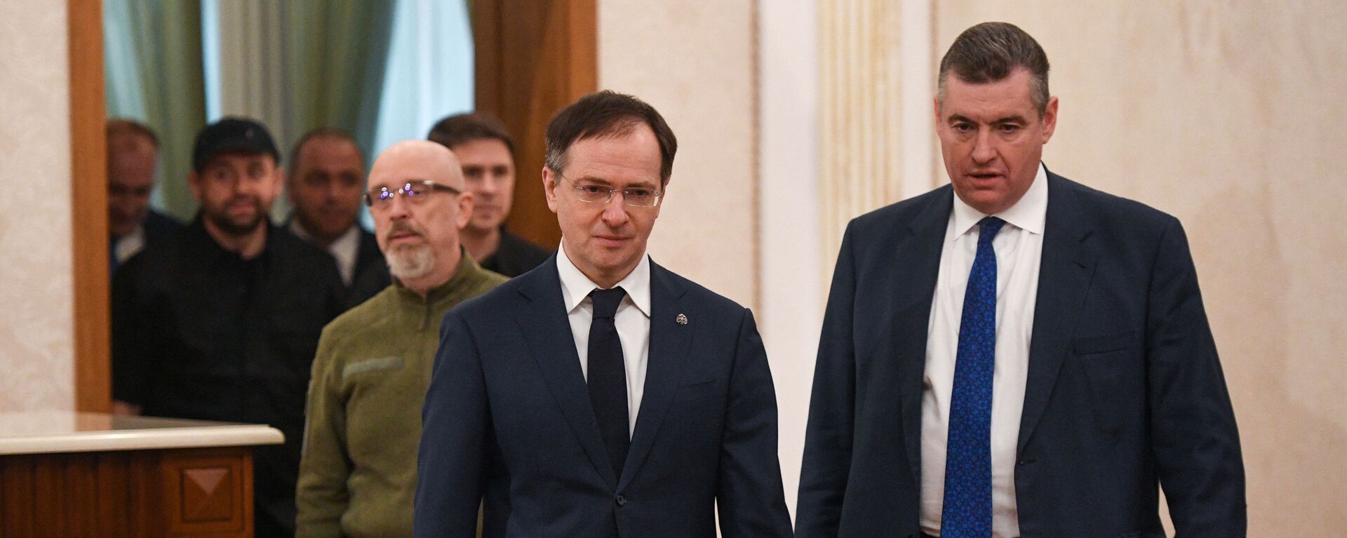 Trợ lý Tổng thống Nga Vladimir Medinsky (trái) và Chủ tịch Ủy ban Duma Quốc gia về các vấn đề quốc tế Leonid Slutsky trước khi bắt đầu đàm phán Nga-Ukraina - Sputnik Việt Nam, 1920, 28.02.2022