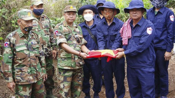 Các cán bộ, chiến sĩ Đội K73 thực hiện nhiệm vụ tìm kiếm, cất bốc, quy tập hài cốt quân tình nguyện và chuyên gia Việt Nam hy sinh trong các thời kỳ ở Campuchia. - Sputnik Việt Nam