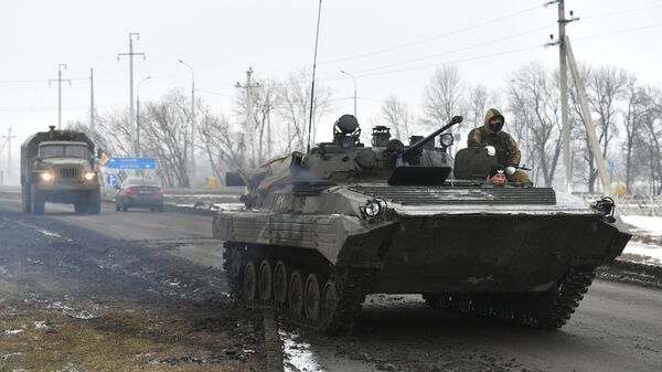Quân nhân Nga trên đường cao tốc gần biên giới với Ukraina ở vùng Belgorod. - Sputnik Việt Nam
