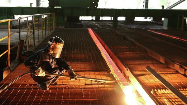 Hoạt động sản xuất phôi thép tại Công ty TNHH Khoảng sản Luyện kim Việt - Trung - Sputnik Việt Nam
