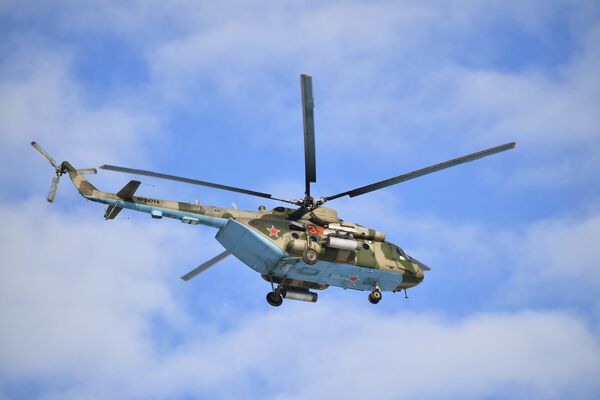 Máy bay trực thăng Mi-8MTV bay trên đường cao tốc tỉnh Belgorod gần biên giới với Ukraina - Sputnik Việt Nam