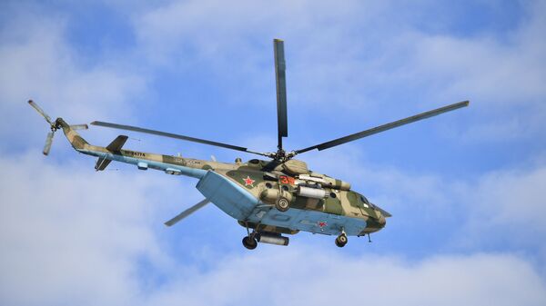 Máy bay trực thăng Mi-8MTV bay trên đường cao tốc tỉnh Belgorod gần biên giới với Ukraina - Sputnik Việt Nam