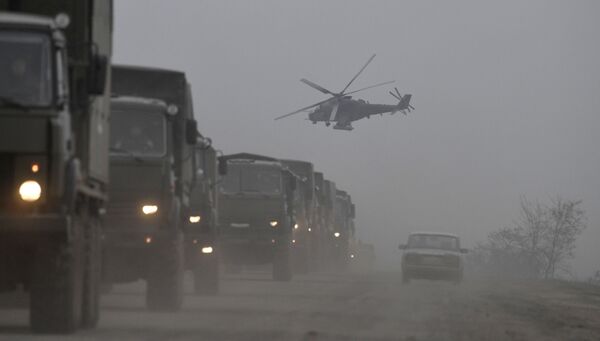 Đoàn xe tải của Lực lượng vũ trang LB Nga và máy bay trực thăng tấn công Mi-24 của Lực lượng không quân vũ trụ Nga tại Armyansk - Sputnik Việt Nam