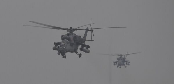 Trực thăng tấn công Mi-24 của Lực lượng không quân vũ trụ Nga trên bầu trời Armyansk - Sputnik Việt Nam