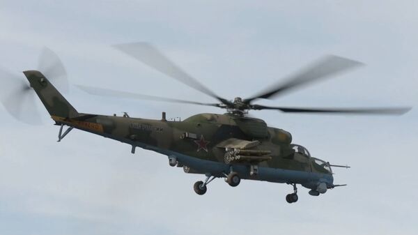 Máy bay trực thăng tấn công Mi-24 của Lực lượng không quân vũ trụ Nga trong chiến dịch quân sự đặc biệt ở Ukraina. Ảnh chụp màn hình từ video do Bộ Quốc phòng Liên bang Nga cung cấp - Sputnik Việt Nam