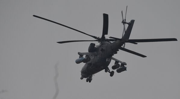 Trực thăng tấn công Mi-24 của Lực lượng không quân vũ trụ Nga trên bầu trời Armyansk - Sputnik Việt Nam