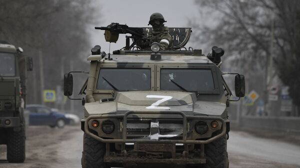 Chiếc xe trong đoàn xe thiết bị quân sự của Nga trên đường cao tốc gần biên giới với Ukraina ở Armyansk - Sputnik Việt Nam