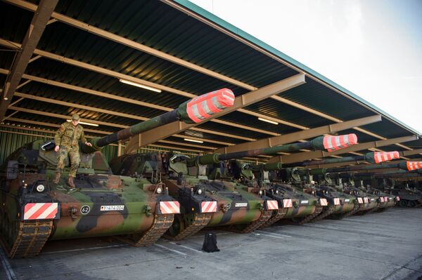 Người lính kiểm tra xe tăng gắn lựu pháo Panzerhaubitze 2000 của lực lượng vũ trang Đức tại căn cứ Münster - Sputnik Việt Nam