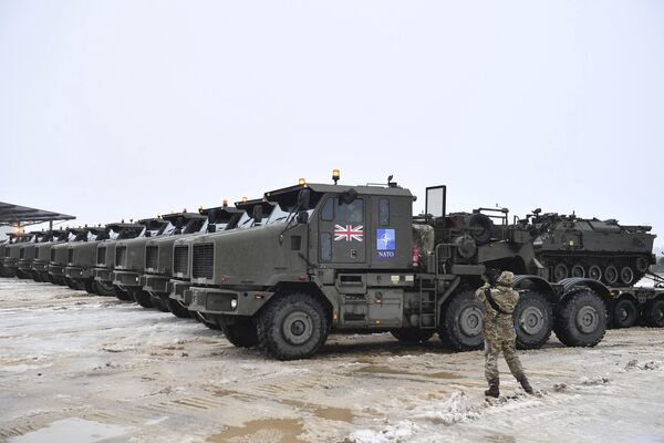 Xe tăng được chất lên giàn chở hàng quân sự chở đến căn cứ của NATO ở Estonia - Sputnik Việt Nam