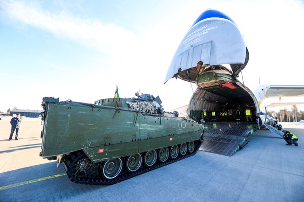 Đưa xe bọc thép của Na Uy lên máy bay chở hàng đến Litva trong kuôn khổ hoạt động tăng cường lực lượng của NATO - Sputnik Việt Nam