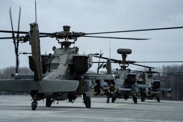 Trực thăng Mỹ 20 AH-64D Apache trên căn cứ không quân ở Latvia - Sputnik Việt Nam