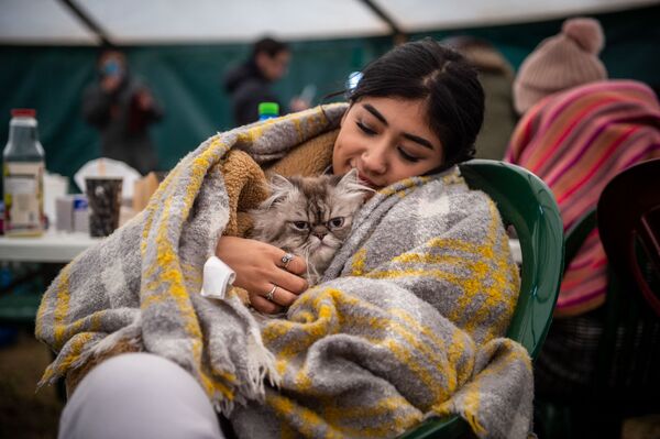 Cô gái với con mèo ở biên giới Slovakia và Ukraina - Sputnik Việt Nam