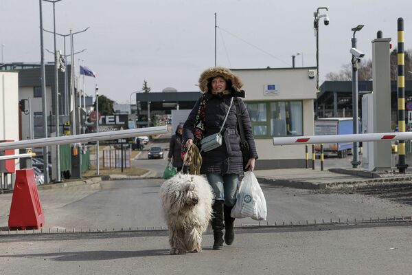 Cô gái với con chó trên biên giới giữa Ukraina và Ba Lan - Sputnik Việt Nam