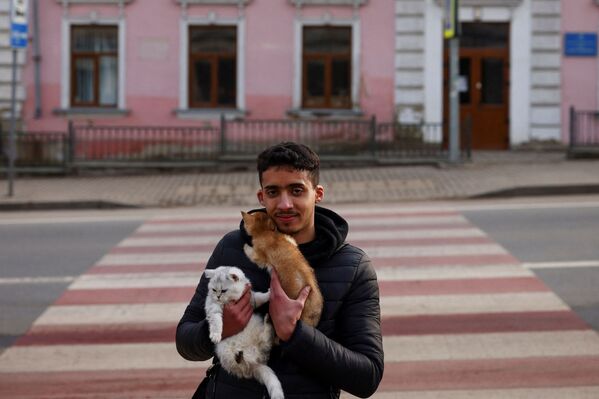 Sinh viên Maroc với những chú mèo của mình ở Ukraina - Sputnik Việt Nam