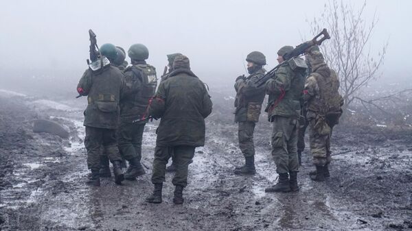 Quân nhân của lực lượng dân quân nhân dân của DNR thực hiện cuộc truy quét Volnovakha. - Sputnik Việt Nam
