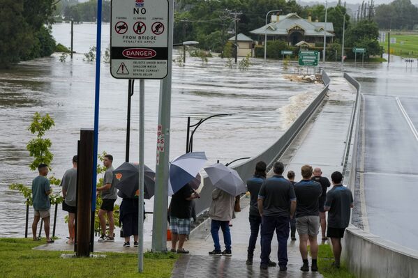 Người dân địa phương gần Cầu Windsor bị ngập lụt ở ngoại ô Sydney - Sputnik Việt Nam