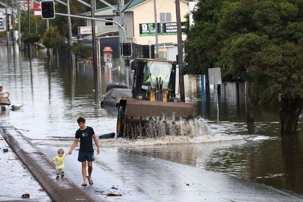 Quang cảnh con đường ngập lụt sau trận mưa lớn ở Lismore, Australia - Sputnik Việt Nam