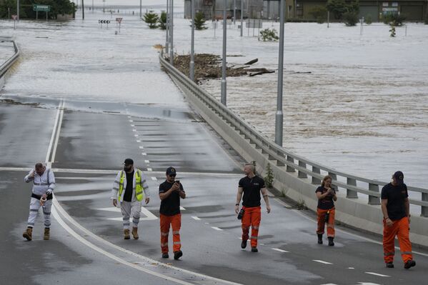 Nhân viên cứu hộ khẩn cấp của tiểu bang đứng ở lối vào cầu Windsor bị ngập lụt, Australia - Sputnik Việt Nam