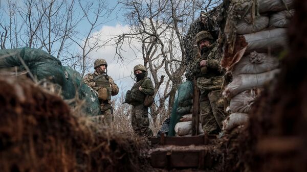 Lực lượng vũ trang Ukraina trên chiến tuyến ở ngoại ô thành phố Novoluganske tỉnh Donetsk - Sputnik Việt Nam