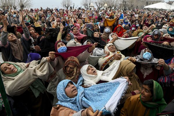 Các tín đồ Hồi giáo trong đền Kashmir Hazratbal ở Srinagar, Ấn Độ - Sputnik Việt Nam
