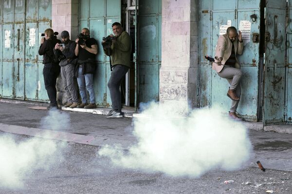 Phản ứng của các nhà báo trước tiếng lựu đạn nổ ở thành phố Hebron - Sputnik Việt Nam