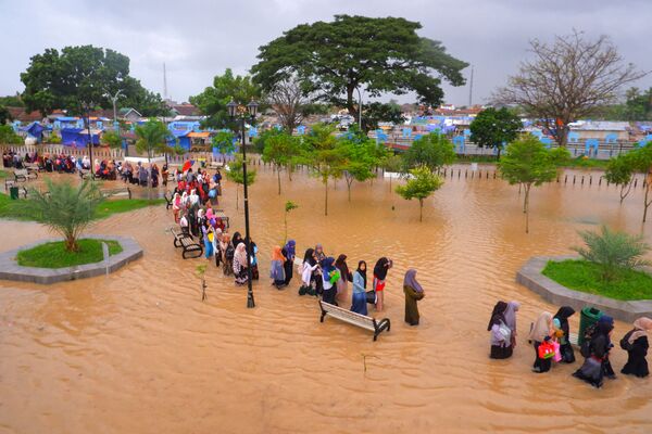 Cảnh sơ tán trong lũ lụt ở Indonesia - Sputnik Việt Nam